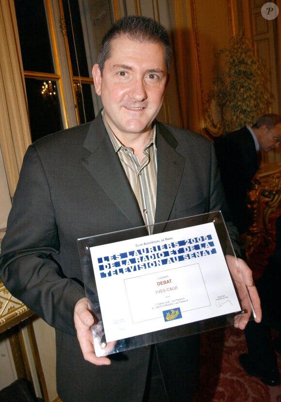 Le journaliste français Yves Calvi reçoit un prix lors de la cérémonie 2006 des Lauriers de la Radio et de la télévision qui s'est tenue au Sénat à Paris le 30 mars 2006. Photo par Bruno Klein/ABACAPRESS.COM.