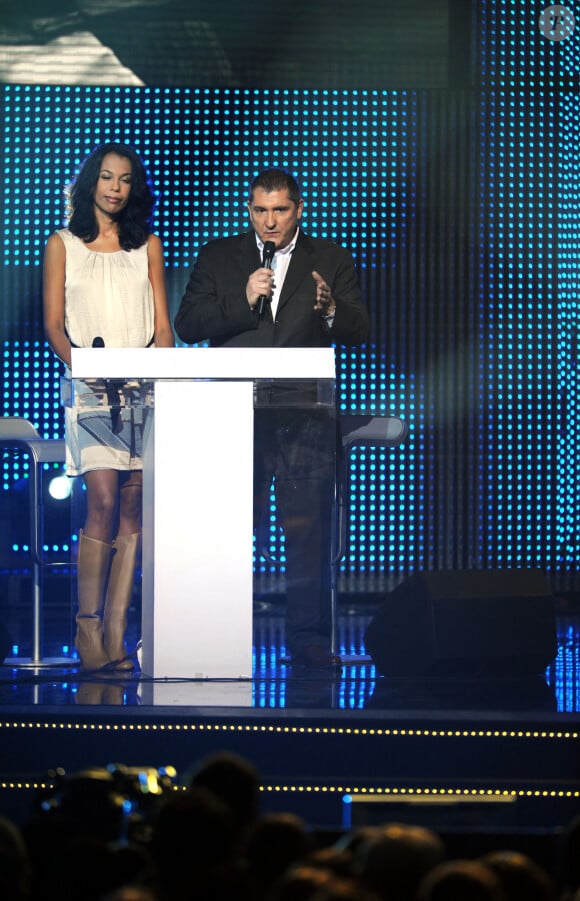 Elizabeth Tchoungui et Yves Calvi lors du concert de charité pour Haïti au profit de l'association 'Fondation De France' qui s'est tenu au Zénith de Paris, France, le 24 janvier 2010. Photo par Thierry Orban/ABACAPRESS.COM 'Chaque image utilisée d'ABACAPRESS aidera Haïti à travers la Fondation de France'.