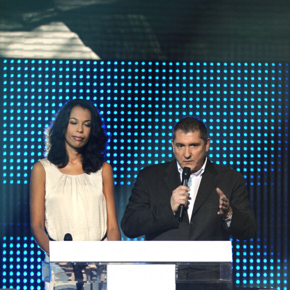 Elizabeth Tchoungui et Yves Calvi lors du concert de charité pour Haïti au profit de l'association 'Fondation De France' qui s'est tenu au Zénith de Paris, France, le 24 janvier 2010. Photo par Thierry Orban/ABACAPRESS.COM 'Chaque image utilisée d'ABACAPRESS aidera Haïti à travers la Fondation de France'.