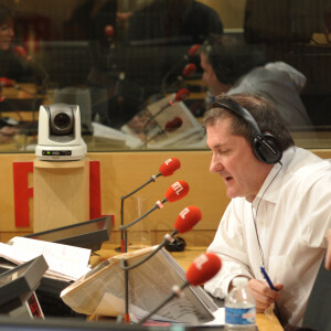 La Première dame Carla Bruni-Sarkozy est interviewée par Yves Calvi sur RTL à Paris, France, le 30 novembre 2010. Photo par Thierry Orban/ABACAPRESS.COM