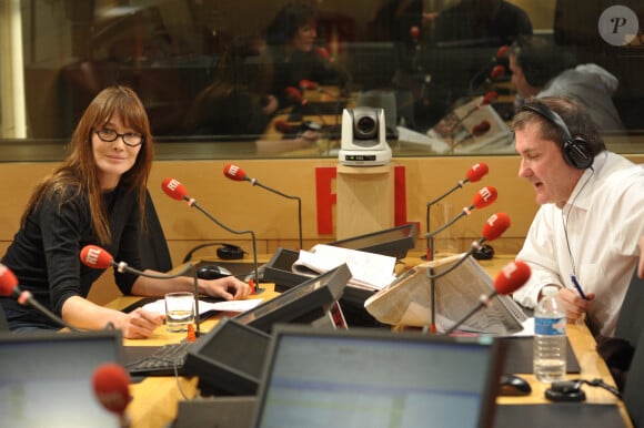 La Première dame Carla Bruni-Sarkozy est interviewée par Yves Calvi sur RTL à Paris, France, le 30 novembre 2010. Photo par Thierry Orban/ABACAPRESS.COM