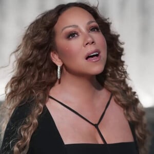 La star de la musique Mariah Carey doit affronter un double deuil
Mariah Carey chante son prochain single Save the Day au Billie Jean King National Tennis Center