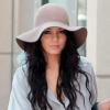 Vanessa Hudgens fait fort avec sa jolie capeline, sa belle blouse rehaussée d'une petite ceinture marron, ainsi qu'avec spartiates aux pieds, et son Balenciaga.