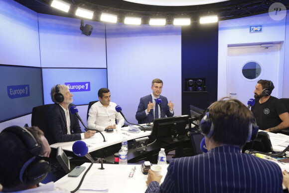 Un nom de plus en plus entendu
Exclusif - Gilles Verdez, Marc Touati, Leon Desfontaines, Cyril Hanouna, sur le plateau de l’émission « On Marche Sur La Tête » présentée pa C.Hanouna dans les studios d’ Europe 1 à Paris, France, le 27 juin 2024. © Jack Tribeca / Bestimage