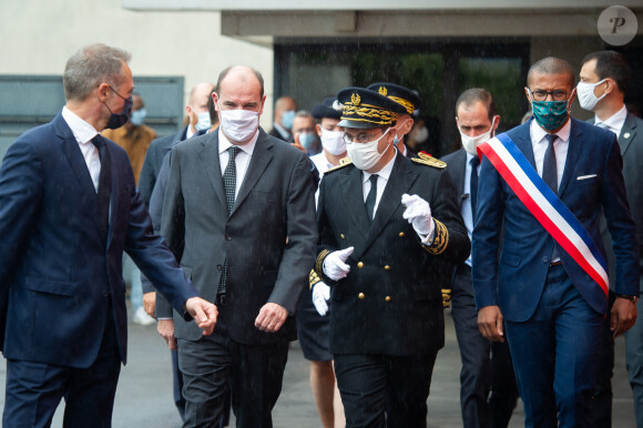 Jean Castex, premier ministre avec Georges Francois Leclerc, prefet de la Seine Saint Denis et Karim Bouamrane maire de Saint Ouen, lors de la visite du commissariat. - Le Premier ministre, le ministre de l'intérieur et le ministre de la justice en Seine-Saint-Denis pour faire un point d'étape sur le plan " L'État plus fort en Seine-Saint-Denis " le 25 septembre 2020. © Eric Tschaen / Pool / Bestimage