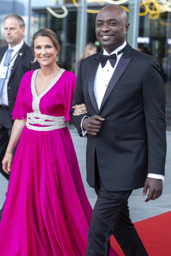 Le couple qui entretient une relation depuis 2019 va se marier samedi 31 août en Norvège. 
La princesse Martha Louise de Norvège avec son fiancé Durek Verrett - La princesse Ingrid Alexandra de Norvège fête ses 18 ans lors d'un dîner de gala offert par le gouvernement à la bibliothèque nationale de Oslo le 16 juin 2022.