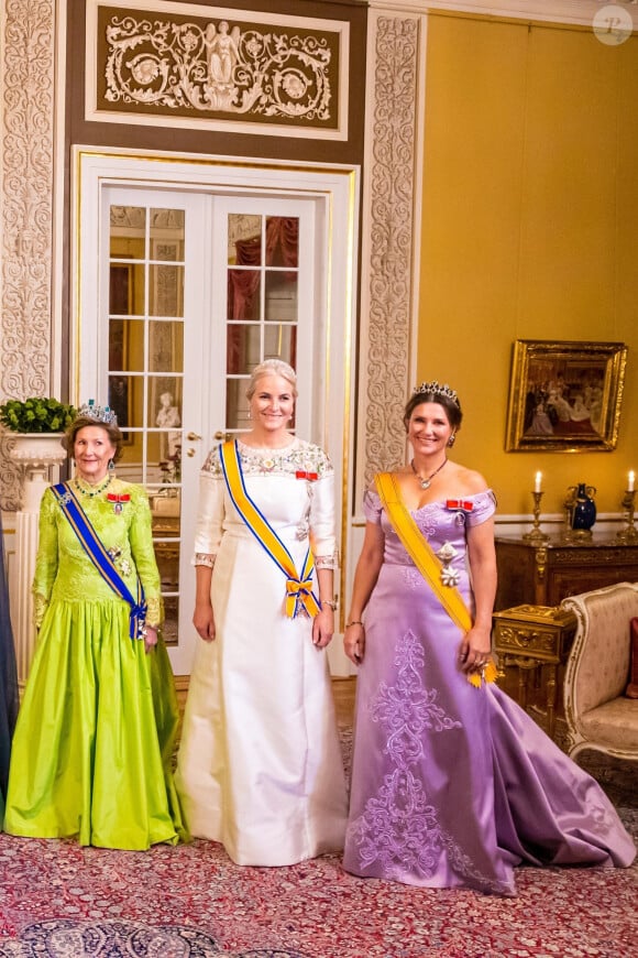 La reine Sonja de Norvège, la princesse Mette Marit, la princesse Martha Louise lors du dîner d'état au palais royal à Oslo en l'honneur de la visite du roi et de la reine des Pays-Bas en Norvège le 9 novembre 2021.