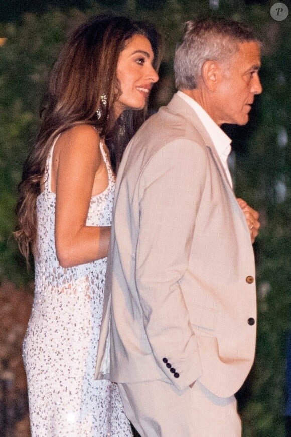 De son côté, l'acteur était tout aussi chic et a choisi de porter un costume beige avec une chemise blanche. 
George Clooney et sa femme Amal vont dîner avec des amis au restaurant du Grand Hôtel Tremezzo sur le lac de Côme, avant de participer au 81ème Festival International du Film de Venise (Mostra), le 26 août 2024. © Backgrid / Bestimage