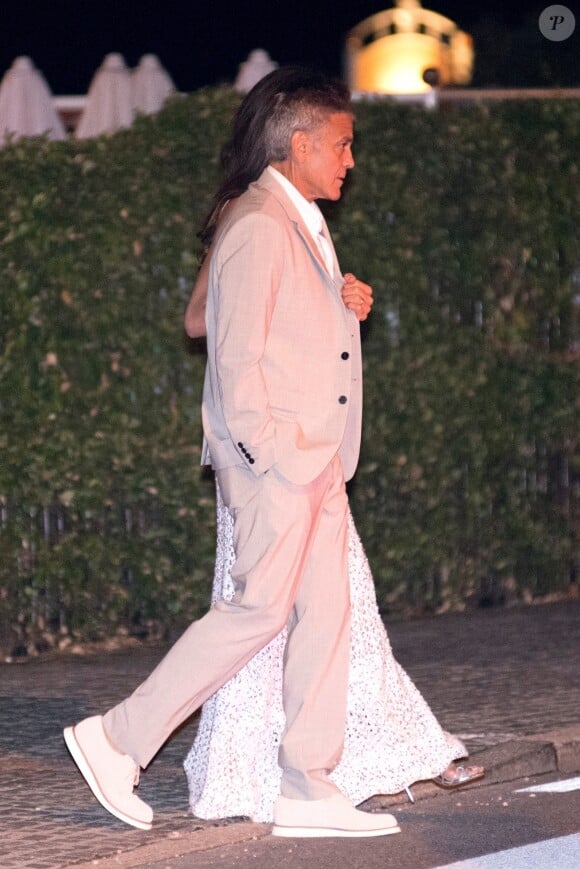 George Clooney et sa femme Amal vont dîner avec des amis au restaurant du Grand Hôtel Tremezzo sur le lac de Côme, avant de participer au 81ème Festival International du Film de Venise (Mostra), le 26 août 2024. © Backgrid / Bestimage