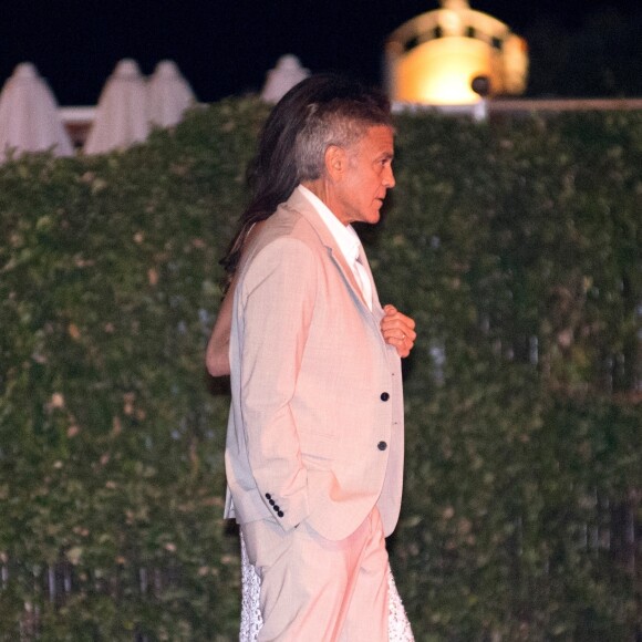 George Clooney et sa femme Amal vont dîner avec des amis au restaurant du Grand Hôtel Tremezzo sur le lac de Côme, avant de participer au 81ème Festival International du Film de Venise (Mostra), le 26 août 2024. © Backgrid / Bestimage