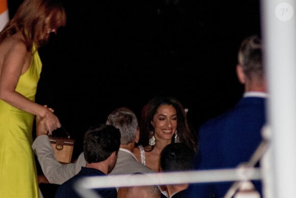 À chaque fois, les looks de l'avocate de 46 ans sont très remarqués. 
George Clooney et sa femme Amal vont dîner avec des amis au restaurant du Grand Hôtel Tremezzo sur le lac de Côme, avant de participer au 81ème Festival International du Film de Venise (Mostra), le 26 août 2024. © Backgrid / Bestimage