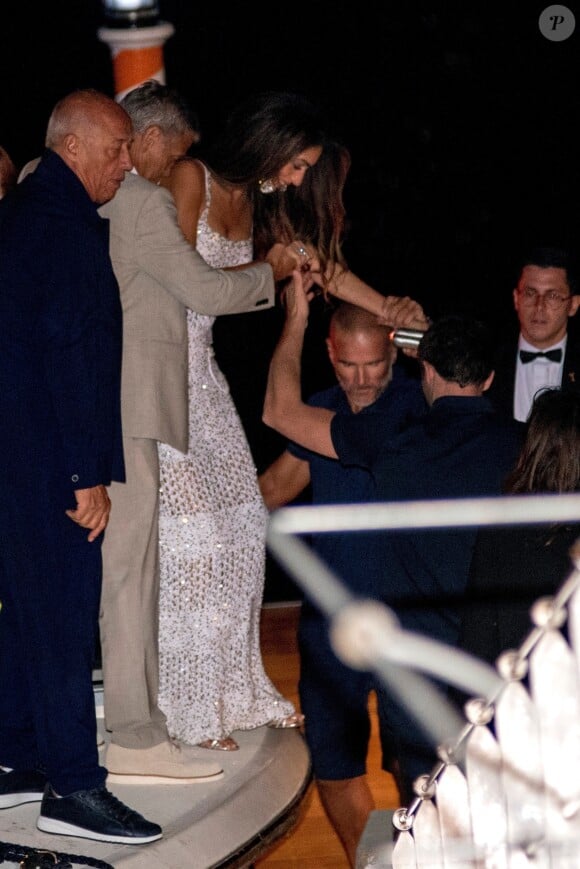 George Clooney et sa femme Amal vont dîner avec des amis au restaurant du Grand Hôtel Tremezzo sur le lac de Côme, avant de participer au 81ème Festival International du Film de Venise (Mostra), le 26 août 2024. © Backgrid / Bestimage