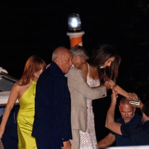 George Clooney et sa femme Amal vont dîner avec des amis au restaurant du Grand Hôtel Tremezzo sur le lac de Côme, avant de participer au 81ème Festival International du Film de Venise (Mostra), le 26 août 2024. © Backgrid / Bestimage