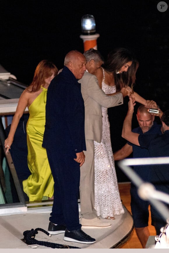 George Clooney et sa femme Amal vont dîner avec des amis au restaurant du Grand Hôtel Tremezzo sur le lac de Côme, avant de participer au 81ème Festival International du Film de Venise (Mostra), le 26 août 2024. © Backgrid / Bestimage