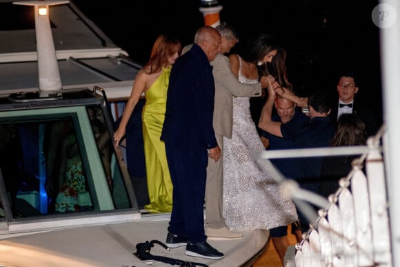 George Clooney et sa femme Amal vont dîner avec des amis au restaurant du Grand Hôtel Tremezzo sur le lac de Côme, avant de participer au 81ème Festival International du Film de Venise (Mostra), le 26 août 2024. © Backgrid / Bestimage