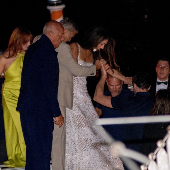 George Clooney et sa femme Amal vont dîner avec des amis au restaurant du Grand Hôtel Tremezzo sur le lac de Côme, avant de participer au 81ème Festival International du Film de Venise (Mostra), le 26 août 2024. © Backgrid / Bestimage