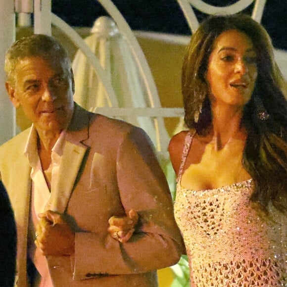 George Clooney et sa femme Amal vont dîner avec des amis au restaurant du Grand Hôtel Tremezzo sur le lac de Côme, avant de participer au 81ème Festival International du Film de Venise (Mostra), le 26 août 2024. © Backgrid / Bestimage