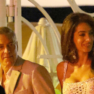 Lundi 26 août, le couple a été photographié allant dîner avec des amis au restaurant du Grand Hötel Tremezzo sur le lac de Côme. 
George Clooney et sa femme Amal vont dîner avec des amis au restaurant du Grand Hôtel Tremezzo sur le lac de Côme, avant de participer au 81ème Festival International du Film de Venise (Mostra), le 26 août 2024. © Backgrid / Bestimage