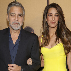 George et Amal Clooney sont fous amoureux et ne s'en cachent pas. 
George Clooney, Amal Clooney - Avant-première du film "The Boys In The Boat", au Amazon MGM Studios, à Los Angeles.