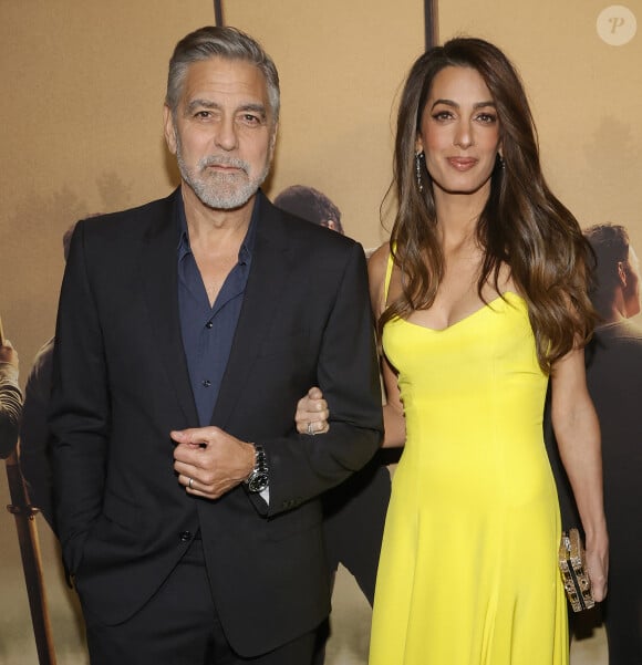 George et Amal Clooney sont fous amoureux et ne s'en cachent pas. 
George Clooney, Amal Clooney - Avant-première du film "The Boys In The Boat", au Amazon MGM Studios, à Los Angeles.