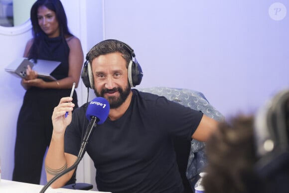 Cyril Hanouna présente depuis le lundi sa nouvelle émission sur Europe 1, "On marche sur la tête".
Exclusif - Cyril Hanouna sur le plateau de l'émission "On marche sur la tête", diffusée en direct sur Europe 1. © Jack Tribeca / Bestimage