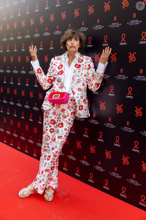 Inès de la Fressange - Photocall de la 20ème édition du dîner de la Mode du Sidaction, "Annees Palace" au Pavillon Cambon Capucines à Paris le 6 juillet 2023.