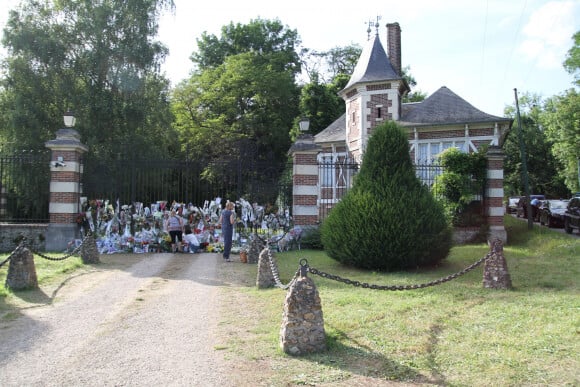 Les fans d'A.Delon déposent des fleurs et des messages devant les grilles de sa maison de Douchy, le 21 août 2024. L'acteur est décédé le 18 août 2024 à l'âge de 88 ans. © Stéphanie Grossetete / Panoramic / Bestimage