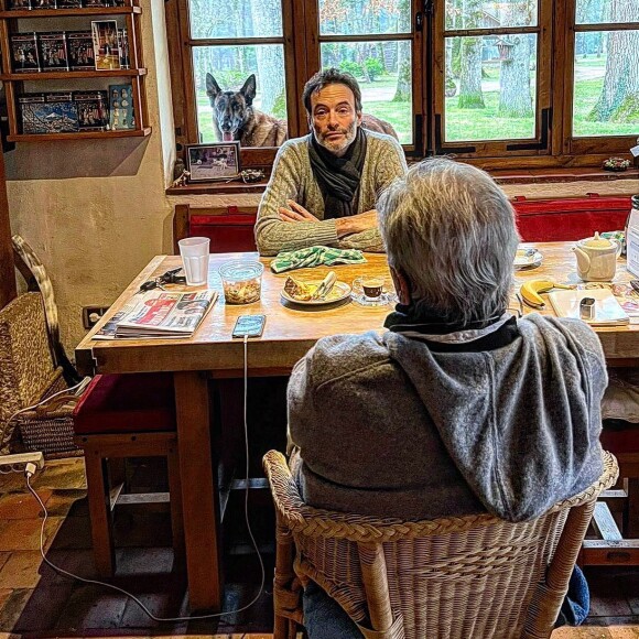 Anthony Delon photographié avec son père Alain Delon et son chien Loubo à Douchy. Photo prise par sa fille Liv.