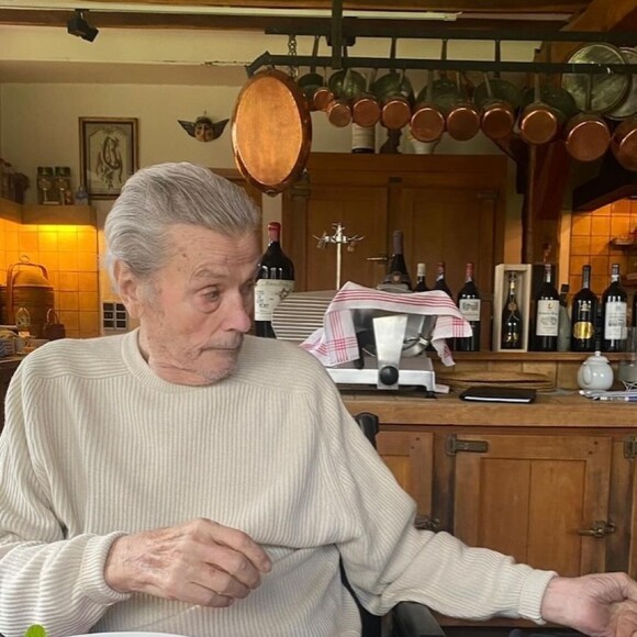 C'est là qu'il a rendu son dernier souffle et été enterré
Photo personnelle d'Alain Delon révélée par son plus jeune fils, Alain-Fabien