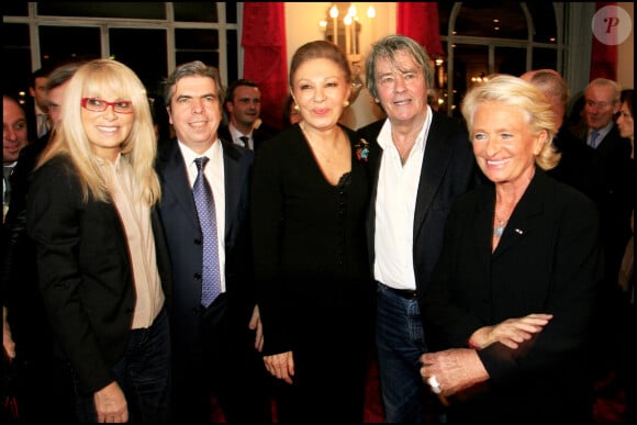 MIREILLE DARC, LE PROFESSEUR BRUNO DUBOIS, L' IMPERATRICE FARAH DIBA, ALAIN DELON ET VERONIQUE DE VILLELE - SOIREE DE GALA DE L' IFRAD AU THEATRE MARIGNY AU PROFIT DE LA RECHECHE SUR LA MALADIE D' ALZHEIMER. LA PIECE "SUR LA ROUTE DE MADISON" A ETE JOUEE A CETTE OCCASION  IFRAD GALA PARTY AT MARIGNY THEATER TO BENEFIT THE RESEARCH ON ALZHEIMER DISEASE. 