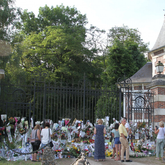 Une immense propriété loin d'avoir été acheté sur un coup de tête puisqu'il a fallu 3 ans pour passer devant le notaire 
Les fans d'A.Delon déposent des fleurs et des messages devant les grilles de sa maison de Douchy, le 21 août 2024. L'acteur est décédé le 18 août 2024 à l'âge de 88 ans. © Stéphanie Grossetete / Panoramic / Bestimage