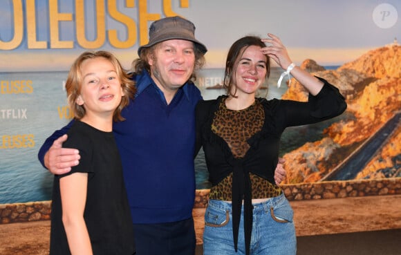 Qu'importe, il en faut plus pour traumatiser l'acteur et chanteur
Billy, le fils de Philippe Katrine et Julie Depardieu, Philippe Katerine, sa fille Edie Blanchard - Avant-première du film "Voleuses" diffusé sur Netflix. Paris le 24 octobre 2023. © Veeren / Bestimage