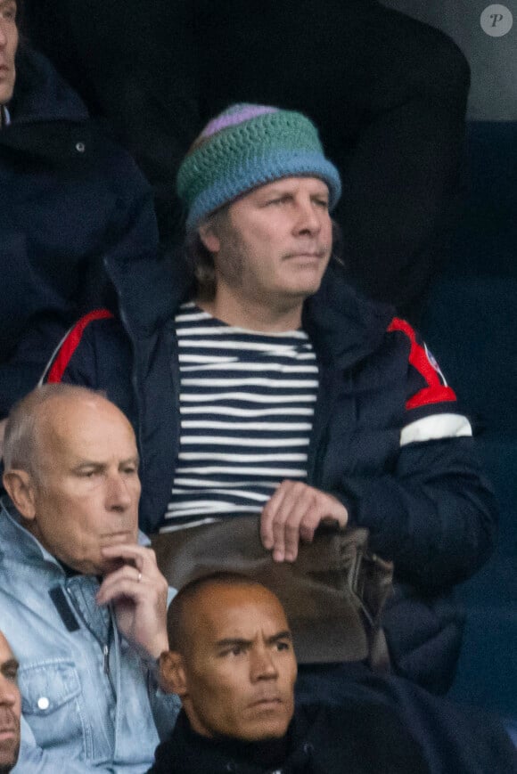 Philippe Katerine en tribunes lors du match de football Ligue 1 Uber Eats opposant le Paris Saint-Germain (PSG) au Racing Club de Strasbourg Alsace (RCSA) au Parc des Princes à Paris, France, le 21 octobre 2023. Le PSG a gagné 3-0. © Cyril Moreau/Bestimage