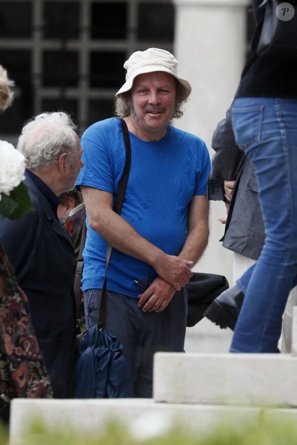 Philippe Katerine et Jackie Berroyer lors des obsèques de Sophie Fillières au crématorium du cimetière du Père-Lachaise à Paris, le 11 août 2023.