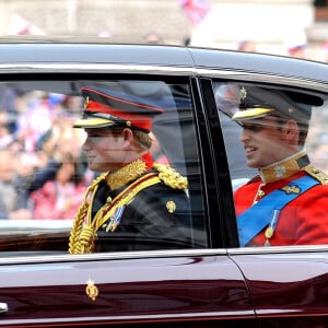 Un habitant raconte : "William et Harry étaient présents, mais nous ne les avons jamais vus se parler et ils gardaient leurs distances".
Prince William et Prince Harry