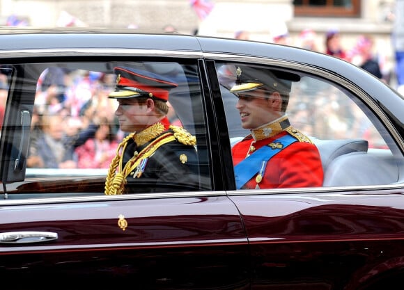 Un habitant raconte : "William et Harry étaient présents, mais nous ne les avons jamais vus se parler et ils gardaient leurs distances".
Prince William et Prince Harry