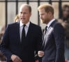 Harry et William ne se parlent plus depuis des mois et ne se sont pas vu depuis plus d'un an
Le prince de Galles William, le prince Harry, duc de Sussex à la rencontre de la foule devant le château de Windsor, suite au décès de la reine Elisabeth II d'Angleterre.