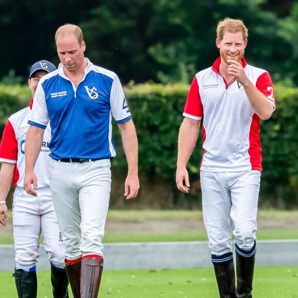 "Ils sont arrivés très discrètement", témoigne un proche
Le prince William, duc de Cambridge et son frère le prince Harry, duc de Sussex lors d'un match de polo de bienfaisance King Power Royal Charity Polo Day à Wokinghan, comté de Berkshire, Royaume Uni, le 10 juillet 2019.