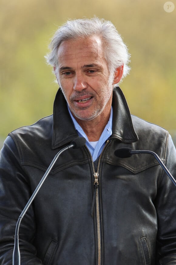 Paul Belmondo prononce un discours lors de l'inauguration de la promenade Jean-Paul Belmondo sur le pont Bir Hakeim, sous l'arche du viaduc de Passy à Paris, France, le 12 avril 2023. Photo par Nasser Berzane/ABACAPRESS.COM