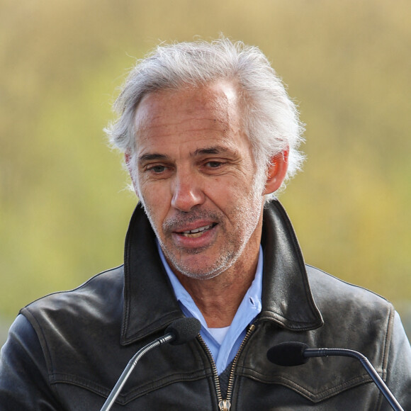 Paul Belmondo prononce un discours lors de l'inauguration de la promenade Jean-Paul Belmondo sur le pont Bir Hakeim, sous l'arche du viaduc de Passy à Paris, France, le 12 avril 2023. Photo par Nasser Berzane/ABACAPRESS.COM