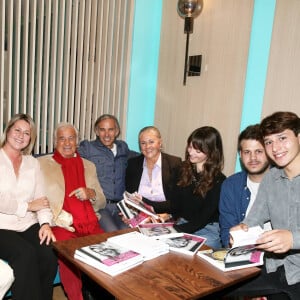 Victor Belmondo, Charles Gérard, Luana Belmondo, Jean-Paul Belmondo, Paul Belmondo, Florence Belmondo, Annabelle Belmondo, Alessandro et Giacomo Belmondo - A l'occasion du lancement de son nouveau livre "Mes recettes bonne humeur" (Editions du Cherche Midi), Luana Belmondo a réuni ses proches et amis épicuriens autour d'un Aperitivo concocté par le Chef Denny Imbroisi (Restaurant IDA) à Paris, le 13 Octobre 2016. © Dominique Jacovides/Bestimage  