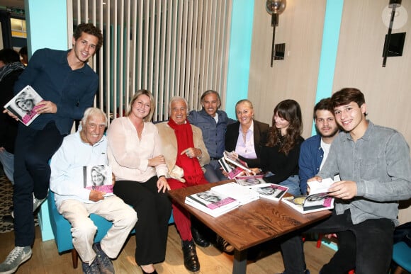 Victor Belmondo, Charles Gérard, Luana Belmondo, Jean-Paul Belmondo, Paul Belmondo, Florence Belmondo, Annabelle Belmondo, Alessandro et Giacomo Belmondo - A l'occasion du lancement de son nouveau livre "Mes recettes bonne humeur" (Editions du Cherche Midi), Luana Belmondo a réuni ses proches et amis épicuriens autour d'un Aperitivo concocté par le Chef Denny Imbroisi (Restaurant IDA) à Paris, le 13 Octobre 2016. © Dominique Jacovides/Bestimage  