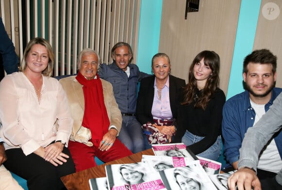 Luana Belmondo, Jean-Paul Belmondo, Paul Belmondo, Florence Belmondo, Annabelle Belmondo, Alessandro Belmondo - A l'occasion du lancement de son nouveau livre "Mes recettes bonne humeur" (Editions du Cherche Midi), Luana Belmondo a réuni ses proches et amis épicuriens autour d'un Aperitivo concocté par le Chef Denny Imbroisi (Restaurant IDA) à Paris, le 13 Octobre 2016. © Dominique Jacovides/Bestimage 