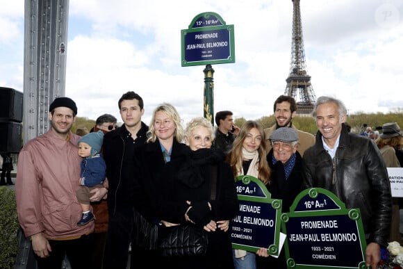 Alessandro Belmondo et son fils Vahé, Giacomo Belmondo, Luana Belmondo, Muriel Belmondo, Stella Belmondo, Alain Belmondo, Paul Belmondo, Victor Belmondo - Inauguration de "La promenade Jean-Paul Belmondo" au terre-plein central du pont de Bir-Hakeim, ouvrage public communal situé sous le viaduc du métro aérien, à Paris (15e, 16e) le 12 avril 2023. © Cyril Moreau/Bestimage 