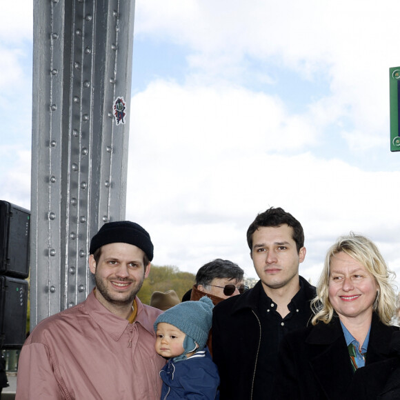 Alessandro Belmondo et son fils Vahé, Giacomo Belmondo, Luana Belmondo, Muriel Belmondo, Stella Belmondo, Alain Belmondo, Paul Belmondo, Victor Belmondo - Inauguration de "La promenade Jean-Paul Belmondo" au terre-plein central du pont de Bir-Hakeim, ouvrage public communal situé sous le viaduc du métro aérien, à Paris (15e, 16e) le 12 avril 2023. © Cyril Moreau/Bestimage 