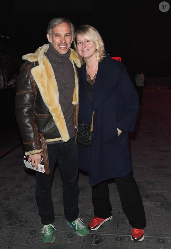 D'après son ex-épouse, Paul serait parti avec une autre femme qu'il aurait accueillie dans sa maison d'Antigua.
Paul Belmondo et sa femme Luana Belmondo - People en backstage lors du deuxième jour du concert de Patrick Bruel lors de sa tournée "Ce soir on sort..." à Paris La Défense Arena le 7 décembre 2019. © Coadic Guirec/Bestimage 