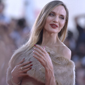 Angelina Jolie revient sur le devant de la scène pour promouvoir son nouveau filmVenise Italie: Angelina Jolie assiste à un tapis rouge pour "Maria" pendant le 81ème Festival International du Film de Venise, Italie.