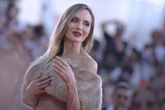 Angelina Jolie revient sur le devant de la scène pour promouvoir son nouveau filmVenise Italie: Angelina Jolie assiste à un tapis rouge pour "Maria" pendant le 81ème Festival International du Film de Venise, Italie.