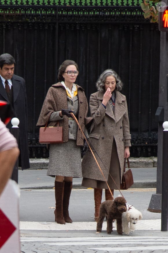 Elle va en effet incarner Maria Callas dans un biopic très attendu...
Angelina Jolie est une fois de plus rejointe par ses fils Maddox et Pax sur le plateau de tournage du biopic Maria Callas à Paris, à l'Arc de Triomphe. 12 octobre 2023. Photo par AT/Splash News/ABACAPRESS.COM