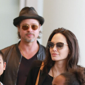 Brad Pitt, sa femme Angelina Jolie et leurs enfants Maddox, Pax, Zahara, Shiloh, Vivienne et Knox prennent l'avion à l'aéroport de Los Angeles pour venir passer quelques jours dans leur propriété de Miraval, le 6 juin 2015. 